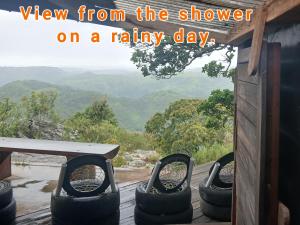 Louis at Magwa Falls في Lusikisiki: منظر من الحمام في يوم ممطر