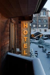 谷雪维尔查温山酒店的建筑物侧面的“酒店”标志