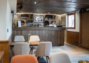 谷雪维尔查温山酒店的站在酒吧后面的女人在餐馆里