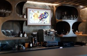 谷雪维尔查温山酒店的吧台配有咖啡机和葡萄酒杯