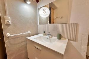 een badkamer met een wastafel en een spiegel bij Studio Voltaire Arles Centre in Arles +22 foto's