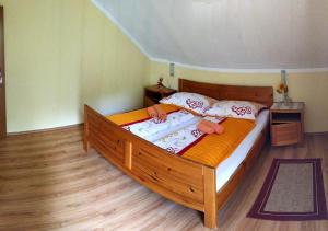 Ένα ή περισσότερα κρεβάτια σε δωμάτιο στο Ferienwohnungen Schneider