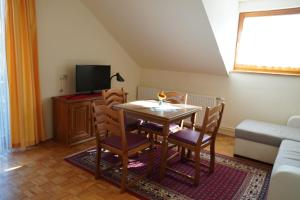 Μια τηλεόραση ή/και κέντρο ψυχαγωγίας στο Ferienwohnungen Schneider