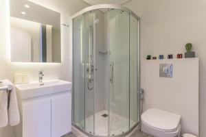 un bagno con doccia, WC e lavandino di Germac Suites a Al Kaslīk Altre 65 foto