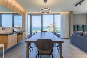 un ufficio con tavolo, sedie e divano di Germac Suites a Al Kaslīk