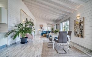 Villa la Paz by Villas Vista Gomera في أديخي: غرفة طعام بها طاولة وكراسي