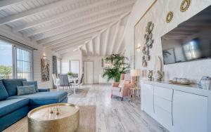 Villa la Paz by Villas Vista Gomera في أديخي: غرفة معيشة بها أريكة وطاولة