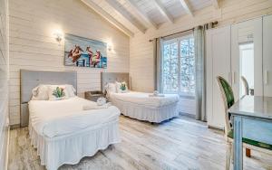 Villa la Paz by Villas Vista Gomera في أديخي: سريرين في غرفة ذات أرضيات خشبية +35 صورة