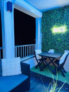 d'une terrasse avec une table et une chaise sur un balcon. dans l'établissement Appartement moderne & cosy - proche des plages, à Fréjus