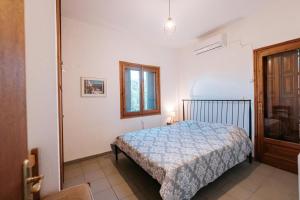 Un dormitorio con una cama y una ventana en Villa Eleonas, en Amaliapoli