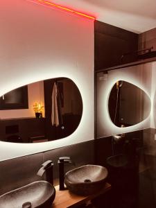 deux lavabos dans une salle de bain avec deux miroirs dans l'établissement Appartement moderne & cosy - proche des plages, à Fréjus