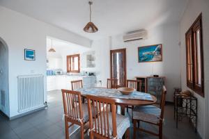 Una cocina y un comedor con mesa y sillas. en Villa Eleonas, en Amaliapoli 7 fotos más