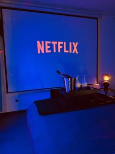un écran de télévision avec un panneau Netflix dessus dans l'établissement Appartement moderne & cosy - proche des plages, à Fréjus