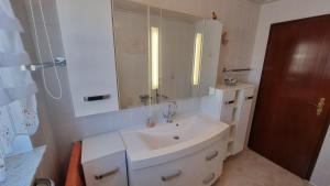 Koupelna v ubytování Gemütliches Ferienhaus mit eigenem Garten in Bad Lauterberg im Harz - Idyllisch in der Aue gelegen