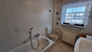 Koupelna v ubytování Gemütliches Ferienhaus mit eigenem Garten in Bad Lauterberg im Harz - Idyllisch in der Aue gelegen + 47 fotografií