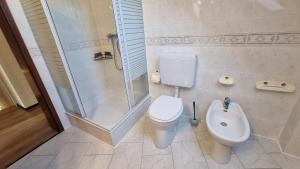 Koupelna v ubytování Gemütliches Ferienhaus mit eigenem Garten in Bad Lauterberg im Harz - Idyllisch in der Aue gelegen