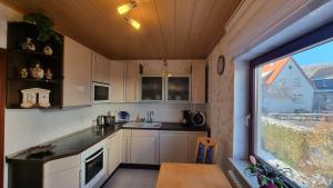 Kuchyň nebo kuchyňský kout v ubytování Gemütliches Ferienhaus mit eigenem Garten in Bad Lauterberg im Harz - Idyllisch in der Aue gelegen