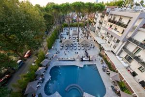 Draufsicht auf einen Swimmingpool in einem Hotel in der Unterkunft Executive Hotel Evolution - Spiaggia Inclusa in Cesenatico
