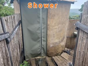 Louis at Magwa Falls في Lusikisiki: دش داخل سياج مكتوب عليه كلمة "دش"