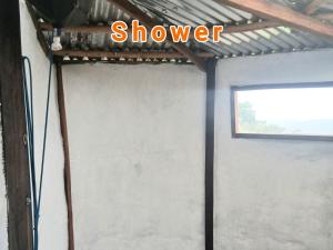 Louis at Magwa Falls في Lusikisiki: منظر لمرآب به نافذة