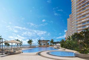 uma piscina de resort com vista para o oceano em Mango tree residence em Dar es Salaam