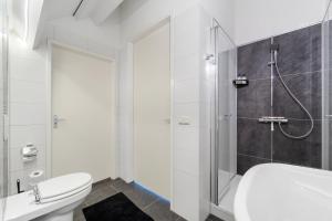 un bagno bianco con doccia e WC di Wijndomein Joris a Slenaken Altre 53 foto