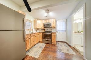 Kuchyň nebo kuchyňský kout v ubytování Walk to Shore! Family Home By Lake Erie with Bikes