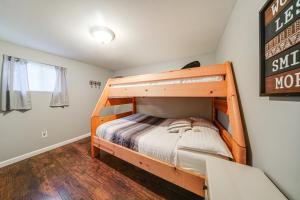 Postel nebo postele na pokoji v ubytování Walk to Shore! Family Home By Lake Erie with Bikes