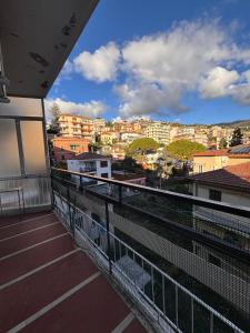 una vista di una città dal balcone di un edificio di Casa Arcobaleno a Sanremo