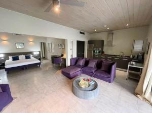 Kuchyň nebo kuchyňský kout v ubytování Perfectly positioned in English Hbr !