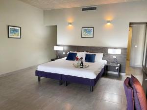 Postel nebo postele na pokoji v ubytování Perfectly positioned in English Hbr !