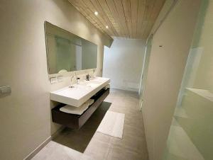 Koupelna v ubytování Perfectly positioned in English Hbr ! + 8 fotografií