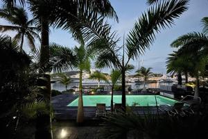 Bazén v ubytování Perfectly positioned in English Hbr ! nebo v jeho okolí