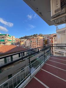 un balcone con vista sulla città di Casa Arcobaleno a Sanremo