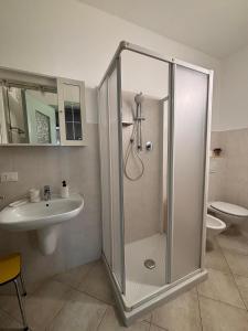 un bagno con doccia e lavandino di Casa Arcobaleno a Sanremo