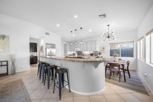 Luxury Living with Unmatched Views - Green Hills في إنديو: مطبخ وغرفة طعام مع جزيرة كبيرة مع كراسي بار +65 صورة