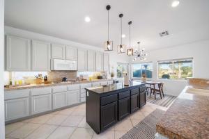 Luxury Living with Unmatched Views - Green Hills في إنديو: مطبخ بدولاب بيضاء وجزيرة كبيرة