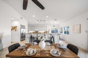 Luxury Living with Unmatched Views - Green Hills في إنديو: طاولة غرفة الطعام مع إناء من الزهور عليها