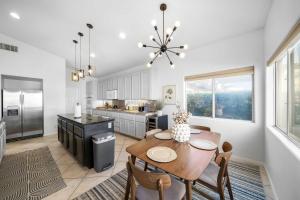 Luxury Living with Unmatched Views - Green Hills في إنديو: مطبخ مع طاولة وكراسي في الغرفة