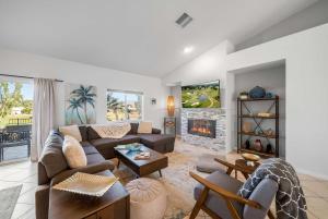 Luxury Living with Unmatched Views - Green Hills في إنديو: غرفة معيشة مع أريكة ومدفأة