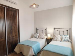 Giường trong phòng chung tại Villa el Mirador de la Axarquía +12 ảnh