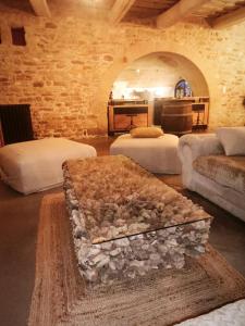een woonkamer met 2 bedden en een open haard bij Maison d'hôte Mas de Castille entre Uzès et le pont du Gard in Argilliers