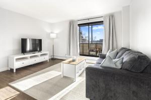 TV a/nebo společenská místnost v ubytování Chic & Spacious 2BR at Stampede with Parking, AC