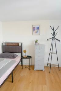 Ένα ή περισσότερα κρεβάτια σε δωμάτιο στο Renovated apartment near Büdingen with single beds