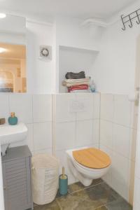 Ένα μπάνιο στο Renovated apartment near Büdingen with single beds