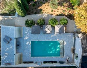 Бассейн в Chambres d'hôte Le Mas Laurent или поблизости