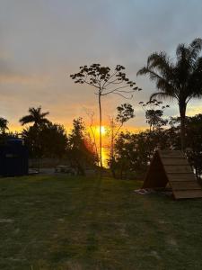 Východ nebo západ slunce při pohledu z penzionu nebo okolí