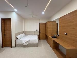 1 dormitorio con 1 cama y lavamanos. en Shri Radha Krishnam, en Barsāna