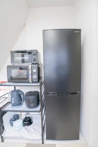 Kuchyň nebo kuchyňský kout v ubytování 一棟貸しの宿いとんちゅ