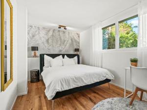 Ένα ή περισσότερα κρεβάτια σε δωμάτιο στο Ferienhausträume Bergstrasse Bodensee - inkl Tiefgarage, Garten und Dachterrasse